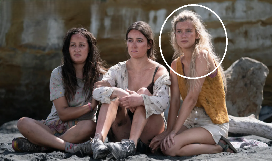Mia Healey in The Wilds